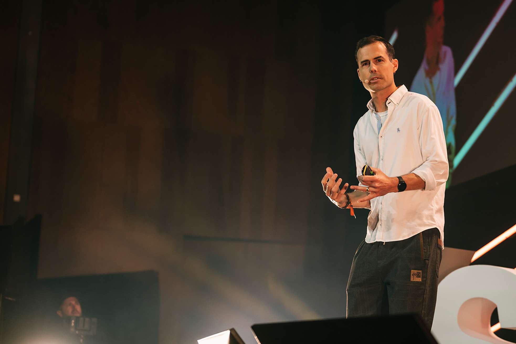 Andreas Koch hält eine Keynote auf der Bühne