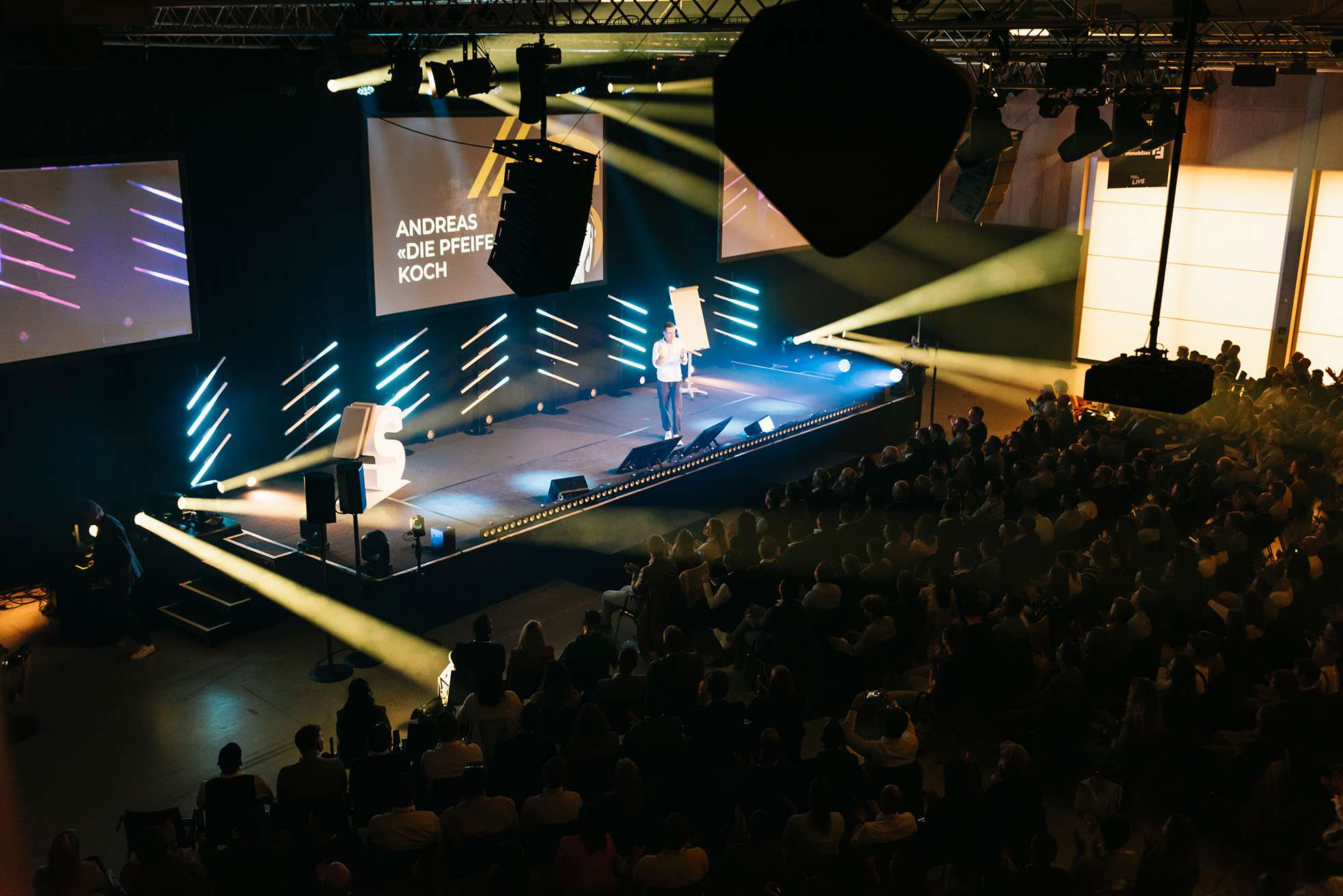 Andreas Koch bei einer Keynote auf der Bühne